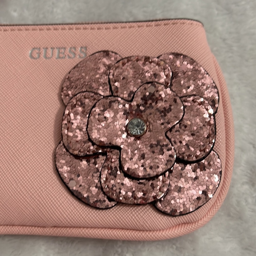 Guess - Picture 4 of 4
